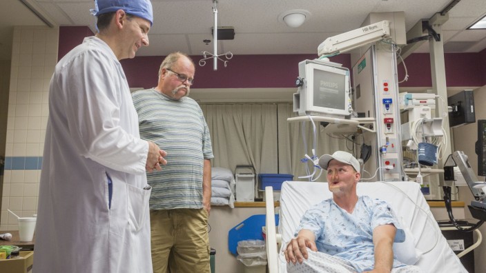 Gesichtstransplantation: 10. Juni 2016 Andy Sandness (r.) mit seinem Vater , Reed Sandness und dem Arzt Samir Mardini vor der Transplantation