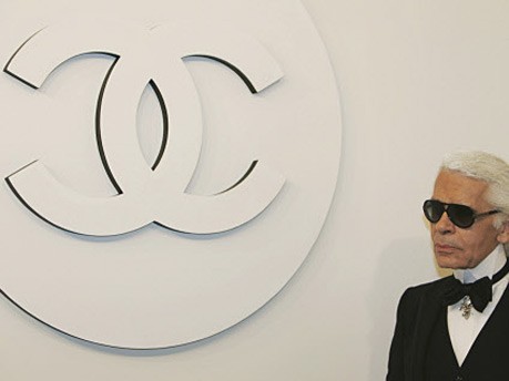 Karl Lagerfeld vor Chanel-Logo im Dezember 2007