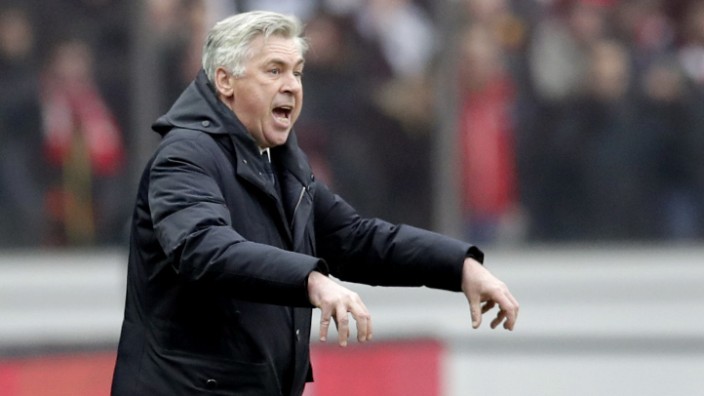 FC Bayern: Bayern-Trainer Carlo Ancelotti behauptet, er sei gegen Hertha BSC angespuckt worden. Für die Fans gab es als Reaktion den Mittelfinger.