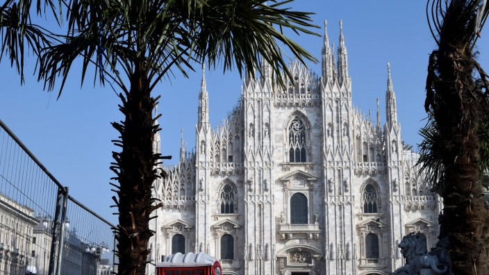 Mailand: Verkohlter Anblick: Die Palmen gegenüber dem Mailänder Dom wurden angezündet.