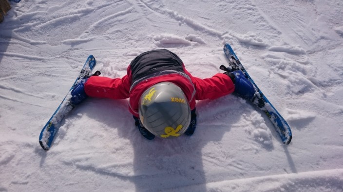 Skischule: Hartes Training: Das Kind gerät in Positionen, in denen man selbst mehrfache Bänderrisse hätte. Es steht auf, schluckt ein paar Smarties und fährt weiter.