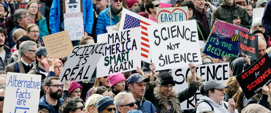Wissenschaftler demonstrieren gegen Trump