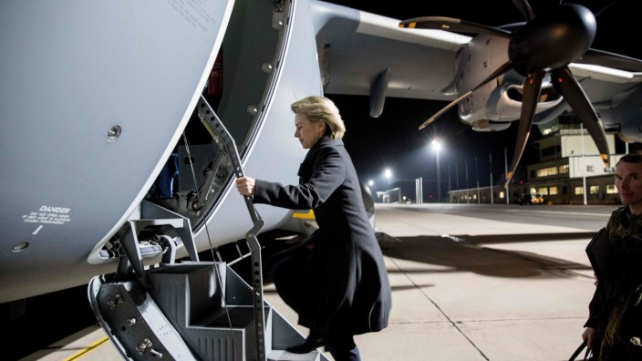 Nato: Ursula von der Leyen besteigt den Airbus A400M in Berlin. Die Maschine gilt als anfällig - und wird als Argument für höhere Ausgaben herangezogen.