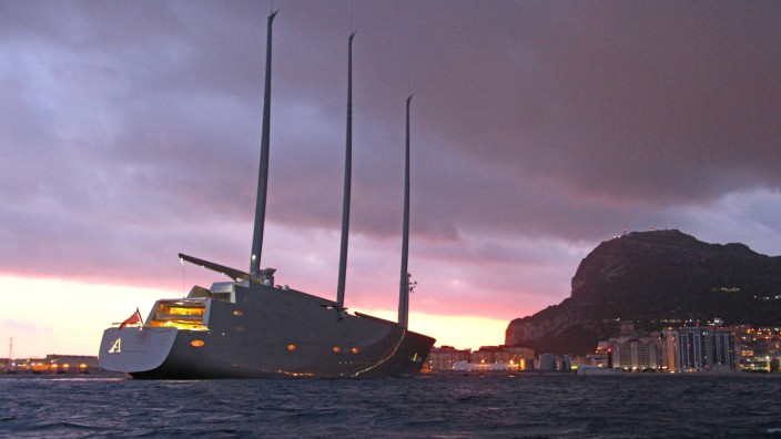 Yacht A vor Gibraltar