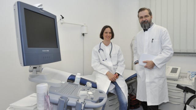Hilfe für Obdachlose: Das neue Ultraschallgerät erleichtert den Ärzten Angelika Eisenried und Thomas Beutner die Diagnostik in der Praxis für Wohnungslose