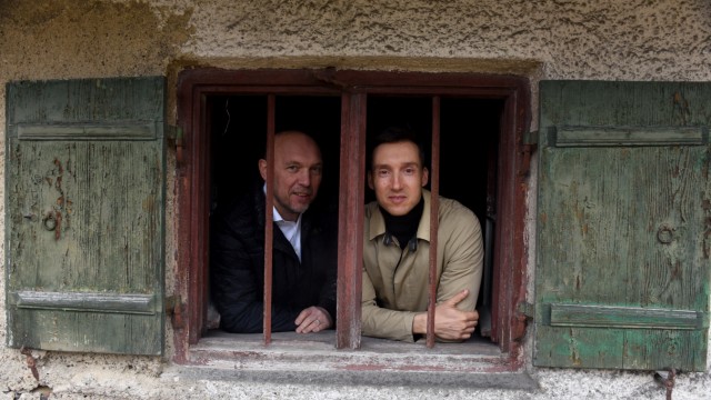 Forstenried: Investor Stephan Höglmaier (rechts) und Architekt Peter Haimerl wollen den Hof zu Wohnungen umbauen.