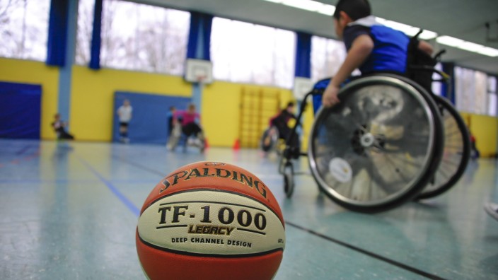 Rollstuhlbasketball-Profis besuchen Münchner Grundschüler, 2016