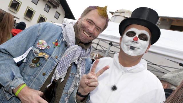 Glosse: Mitten im Fasching: Oberhachings Bürgermeister Stefan Schelle zeigt sein wahres Gesicht (links).