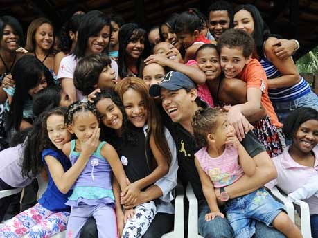 Flordelis dos Santons inmitten ihrer 50 Kinder;AFP