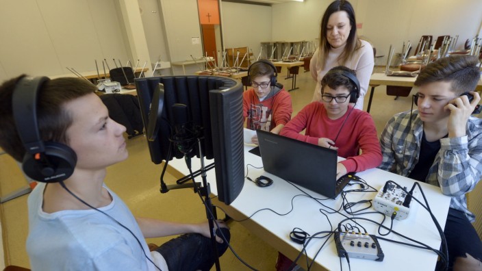 Hohenbrunn: In der Schulcafeteria hat die Radio AG der Carl-Steinmeier-Mittelschule ihr Studio aufgebaut. Am Mikro: Sprecher Tommy mit den News.