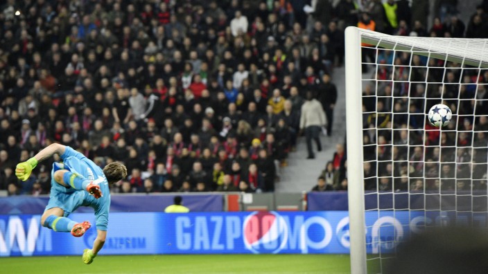 Achtelfinale: Saúl Ñiguez schoss in der 12. Minute das erste Tor gegen Leverkusens Torwart Bernd Leno - und läutete damit die Bayer-Niederlage ein.