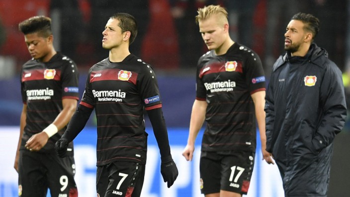 Champions League: Enttäuscht nach dem 2:4 gegen Atlético: Leverkusen Leon Bailey (v.l.), Javier Hernandez, Joel Pohjanpalo und Karim Bellarabi.