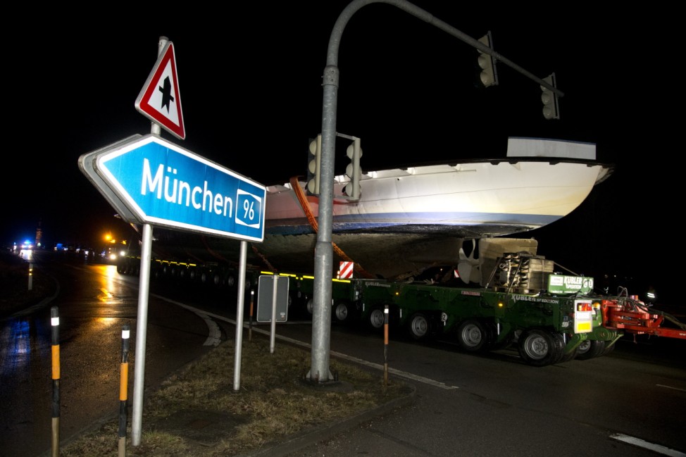 Inning am Ammersee: Überführung der MS UTTING nach München