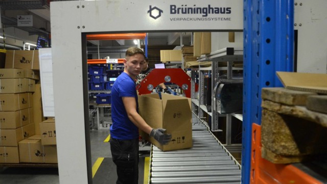 Bergkirchen: Aus- und eingepackt wird enorm viel im Bergkirchener Unternehmen GEV, das als spezialisierter Händler Ersatzteile für Großküchen und Gastronomie vertreibt.