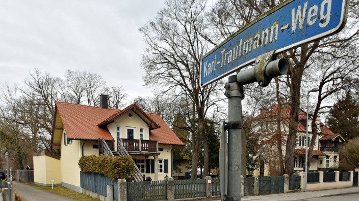 Fürstenfeldbruck: Hinter der provisorischen Kinderkrippe im Kester-Haeusler-Park (links) dürfen nun Bäume gefällt werden.