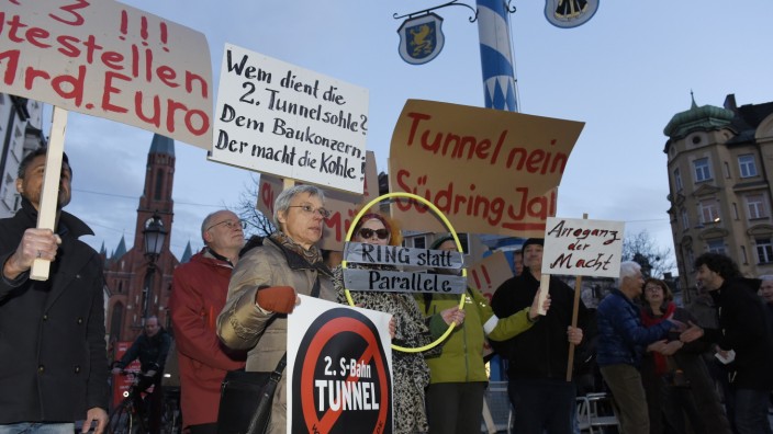 S-Bahn: Knapp 150 Menschen protestieren am Mittwochabend gegen den Bau der neuen S-Bahn-Röhre.