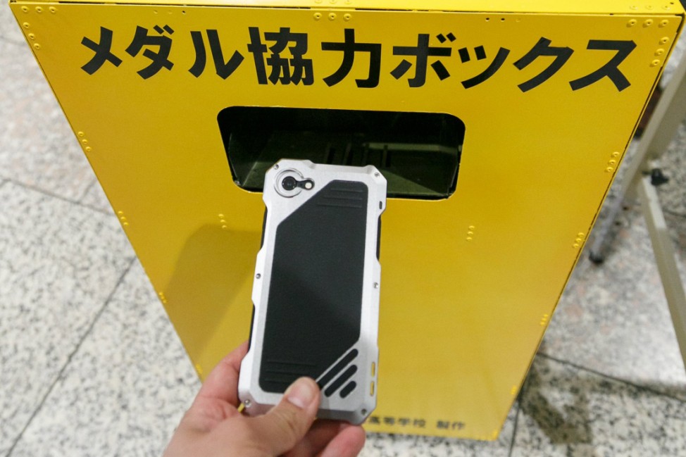 Olympia 2020 in Tokio Recycling von alten Handys für die Produktion der Medaillen A man donates his