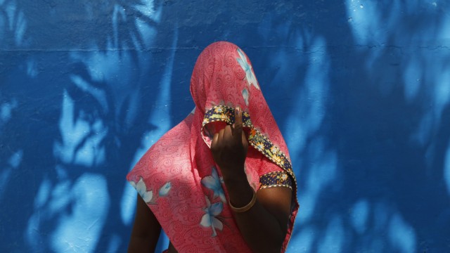 Indien: Mit Spezialtinte markiert man im indischen Bundesstaat Uttar Pradesh die Finger jener, die schon gewählt haben. So soll Betrug erschwert werden. Diese Wählerin verhüllt vorsichtshalber ihr Gesicht.