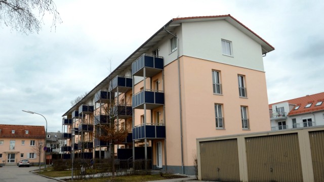 Nach einer Studie werden zu viele Einfamilienhäuser gebaut: Die Wohnungen an der Wilhelmstraße 2,4 und 6 nennt das Stadtbauamt Erding als Beispiel für Bauen nach Paragraf 34.