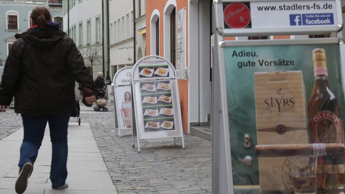 Schönes Freising: Bunte Werbetafeln aus Kunststoff sind in der Freisinger Innenstadt bald nicht mehr erlaubt.