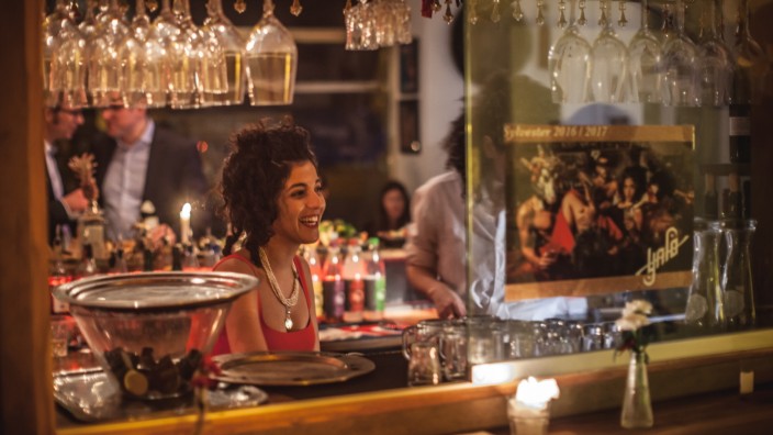 Israelische Trend-Küche in Berlin: Mitte hat ein neues Wohnzimmer: Es ist gemütlich an der Bar im "Yafo" und das Lokal so beliebt, dass die Gäste oft auch wochentags Schlange stehen.