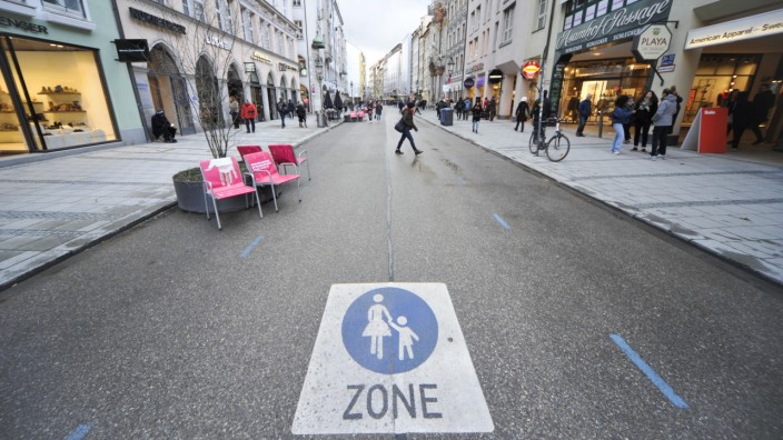 Befragung: Wo bislang Autos durch die Sendlinger Straße fuhren, können nun Fußgänger ein Päuschen einlegen.