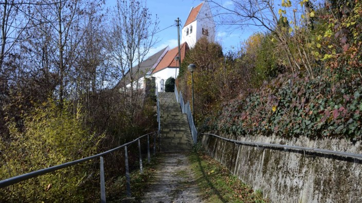 Hebertshausen: Als Ziel für den Neubau des Aufgangs zur Kirche Sankt Georg in Hebertshausen gibt Bürgermeister Richard Reischl den Planern die Marke von 450 000 Euro mit auf den Weg.