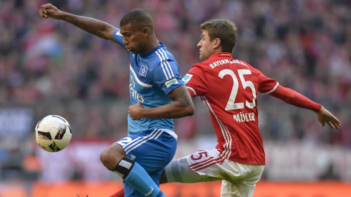 Bundesliga: Immer ist ein Münchner schneller: Thomas Müller gegen Hamburgs Walace.