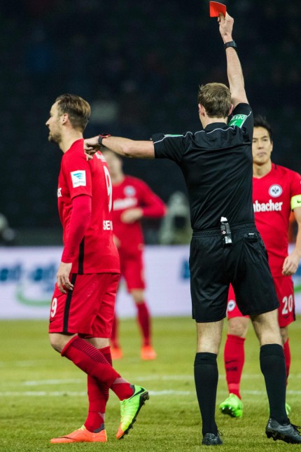 Eintracht Frankfurt: Glatt rot: Schiedsrichter Sascha Stegemann schickt Frankfurts Angreifer Haris Seferovic für eine Tätlichkeit vom Feld.