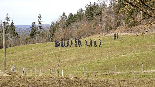 Verbrechen in Königsdorf: Nachdem in Höfen ein Mann und eine Frau getötet wurden, durchkämmten am Sonntag Polizisten Seite an Seite Koppeln und Wiesen nach Spuren.