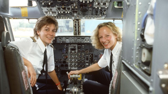 Lufthansa Photo; Evi Hetzmannseder (li.) und Nicole Lisy, die ersten von der Lufthansa ausgebildeten Pilotinnen.
