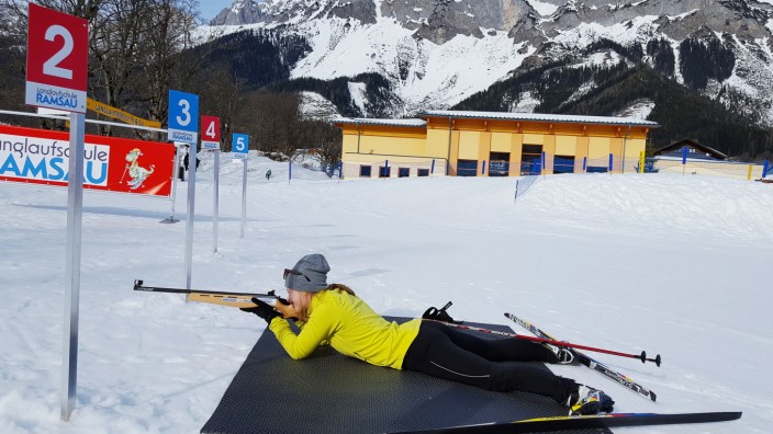 Biathlon-Kurs für Teenager: Willkommene Abwechslung: "Das Schießen macht einfach Spaß", sagt die Tochter.