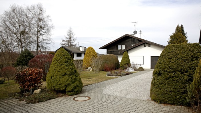 Oberbayern: In dem Haus in Höfen wurden am vergangenen Wochenende zwei Tote und eine schwer verletzte Frau gefunden.