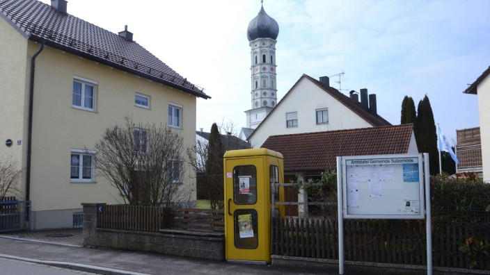 Sulzemoos: Ein nostalgisches Relikt, das kaum noch genutzt wird: die letzte gelbe Telefonzelle an der Dorfstraße Wiedenzhausen.