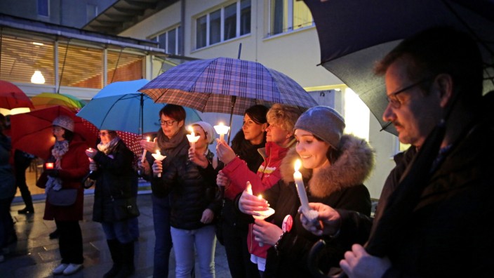 Bad Tölz-Wolfratshausen: Kerzen für den Kreißsaal: Mit einer Lichterkette haben kürzlich etwa 100 Wolfratshauser für den Erhalt ihrer Geburtshilfe demonstriert.