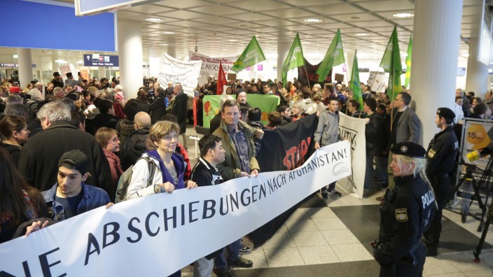 Flüchtlinge: Am Flughafen München gibt es bei Sammelabschiebungen immer wieder Demonstrationen.