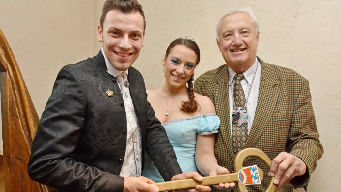 Ende der Karnevalssaison: Denis I. und Samia I. geben den Schlüssel der Stadt zurück an Franz Neuhierl.