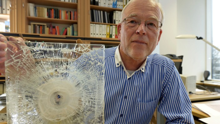 Risikoforschung: Norbert Gebbeken forscht über explosionssicheres Glas - in diesem Fall zu Testzwecken durchschlagen vom Projektil eines Scharfschützengewehrs