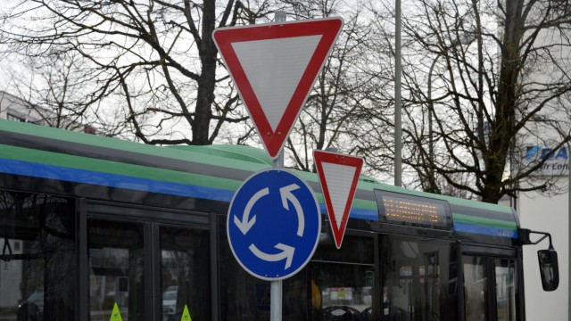 Verkehr im Hachinger Tal: Die Schilder am Kreisverkehr Waldstraße/Lindenring in Taufkirchen bleiben wie sie sind.
