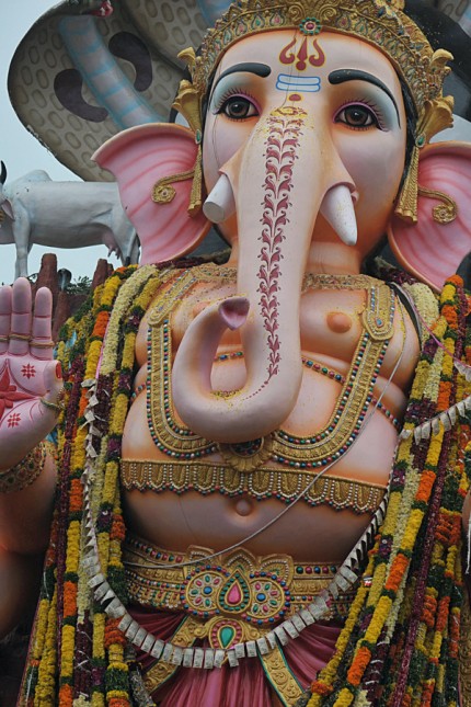 Indien: Glücklich ist, wer kein Geld braucht, wie die indische Gottheit Ganesha. Sie bekommt aber trotzdem welches, hier im Jahr 2016: Gläubige hängen ihr 500er-Scheine um den Hals. Die Note wurde abgeschafft.