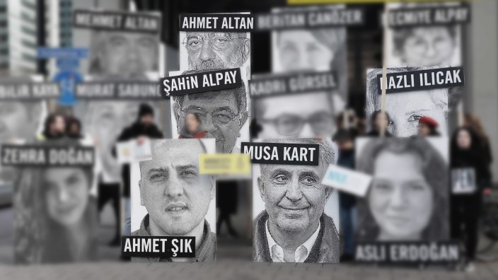 Türkei: Aktivisten zeigen die Bilder inhaftierter Journalisten: Şahin Alpay, Ahmet Altan; Musa Kart, Nazlı Ilıcak und Ahmet Şık. Zur besseren Übersicht wurden die übrigen Inhaftierten von SZ herausgefiltert. Dies stellt jedoch keine inhaltliche Abwertung ihrer Fälle dar.