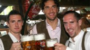 Oktoberfest: Verdiente Maß: die drei neuen Bayern-Spieler Miroslav Klose, Luca Toni und Franck Ribéry feiern auf der Wiesn