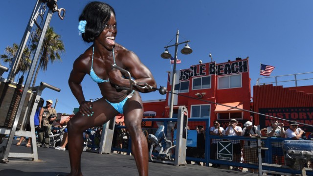 Börsengang von Snap: Bodybuilderin Urey Mathieu wärmt sich vor ihrem Auftritt beim Muscle Beach Championship in Venice auf.