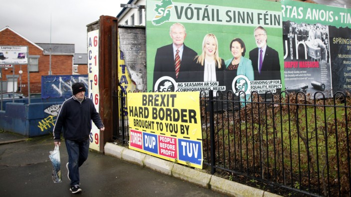 Religion: Sinn-Féin-Wahlplakate in West Belfast, Nordirland, 2017. Die Partei ist inzwischen stärker als ihre Konkurrentin DUP.
