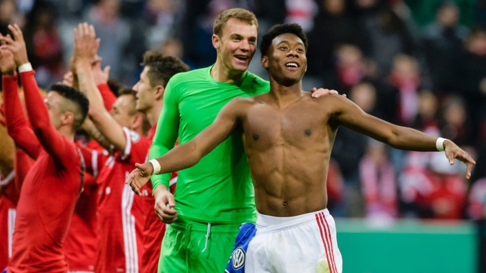 DFB-Pokal: Halbfinale erreicht: Bayerns Torwart Manuel Neuer feiert mit Linksverteidiger David Alaba (r.).