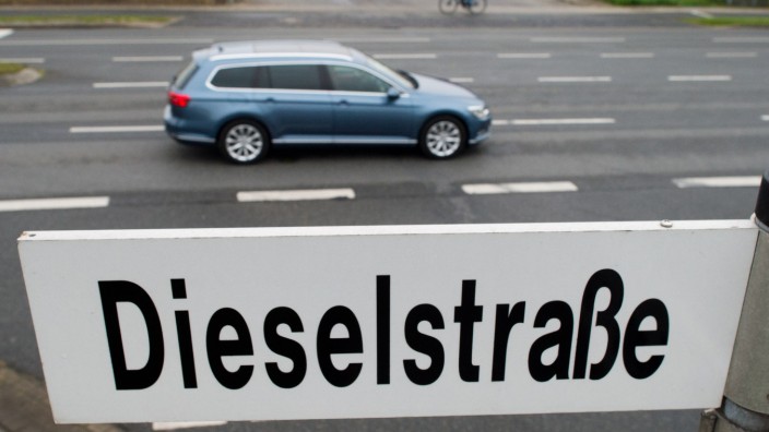 VW Passat Variant in der Dieselstraße in Wolfsburg