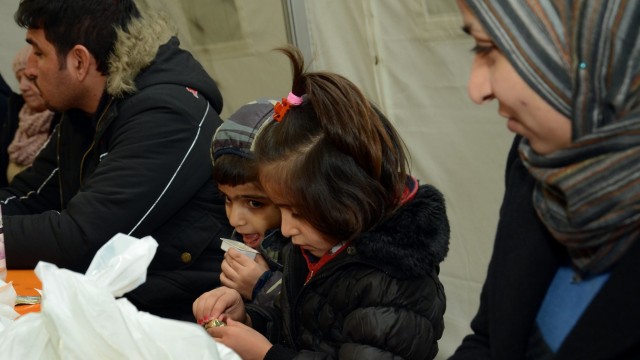 Reportage aus dem Warteraum: Die syrische Familie hatte Glück: Sie wurde ausgewählt und aus Griechenland eingeflogen. Im Warteraum essen die Kinder ihr Lunchpaket.