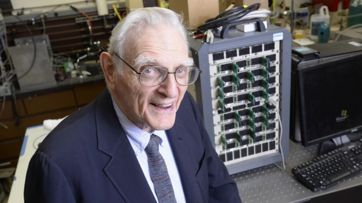 John Goodenough, Miterfinder des Lithium-Ionen-Akkus, der in vielen Smartphones und Elektroautos zum Einsatz kommt, in seinem Labor.