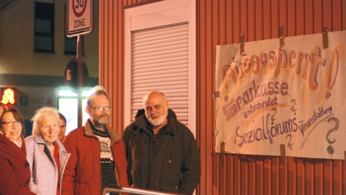 Fürstenfeldbruck: Mitglieder des Veranstalters protestieren am Donnerstagabend vor dem Brucker Bürgerpavillon gegen den "Maulkorberlass".