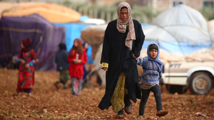 EuGH-Urteil: Wie die Frau und die Kinder auf dem Bild, sind allein in der vergangenen Woche mindestens 30 000 Menschen aus der umkämpften syrischen Stadt Aleppo geflohen.